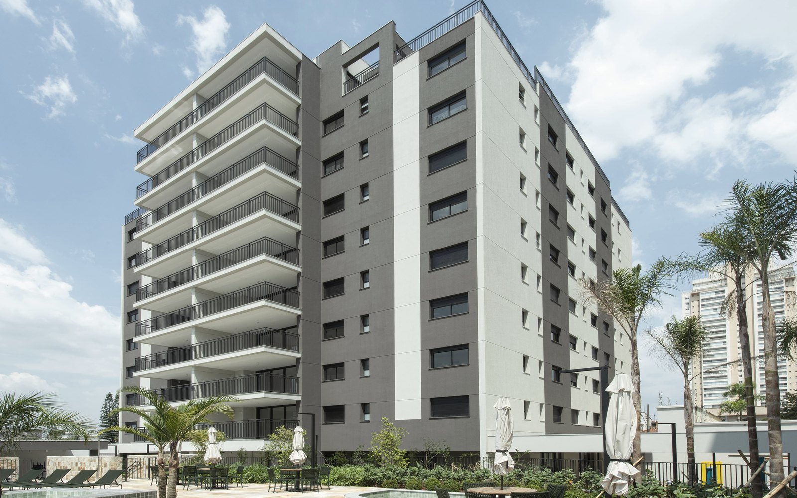 Condomínio residencial com áreas comuns e jardim