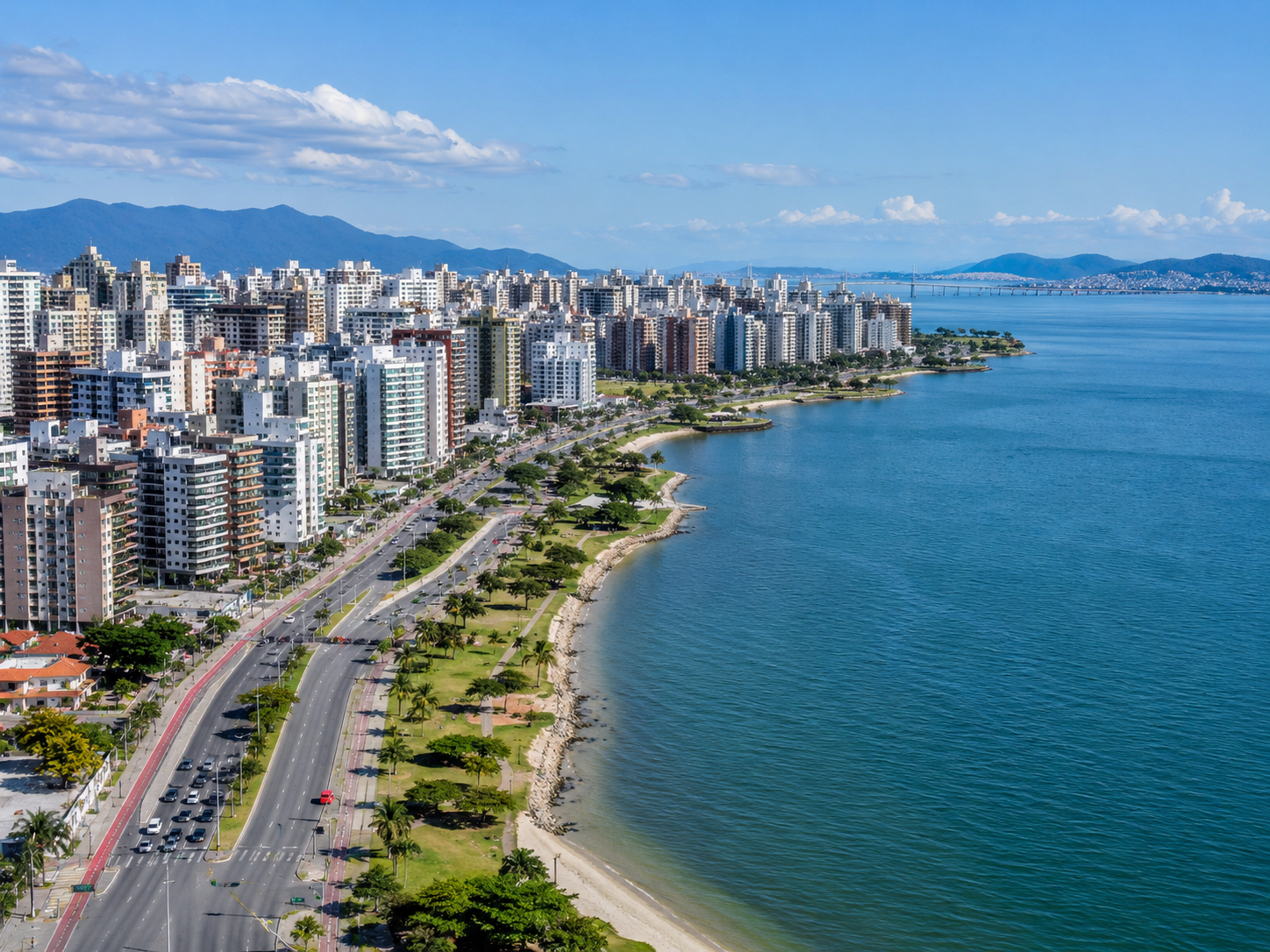 Vista aérea da orla de Florianópolis, Santa Catarina