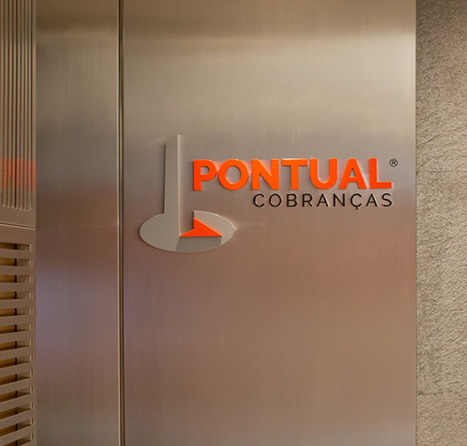 Marca histórica da Pontual Cobranças na sede da empresa